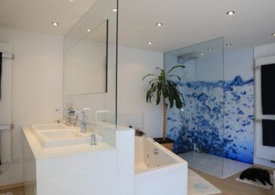 Badezimmer mit Glasdusche und Glastrennwand