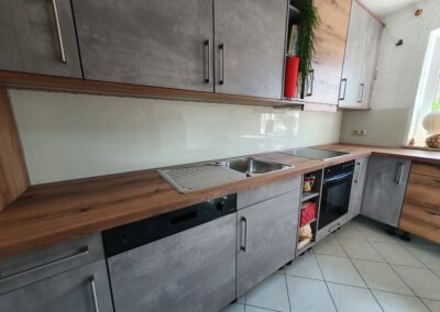 Küchenrückwand in der Farbe Rühr weiß für eine moderne Küche