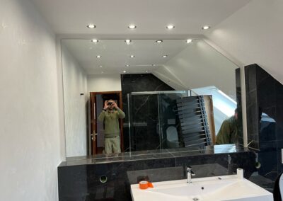 An Dachschräge angepasster Badezimmerspiegel