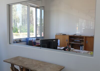 Eingebautes „Fenster“ in Bürowand